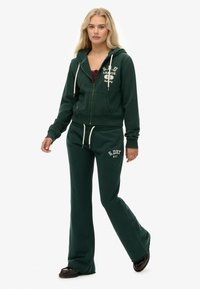 Superdry & Co EMBROIDERED FLARE - Pantalon de survêtement - enamel green