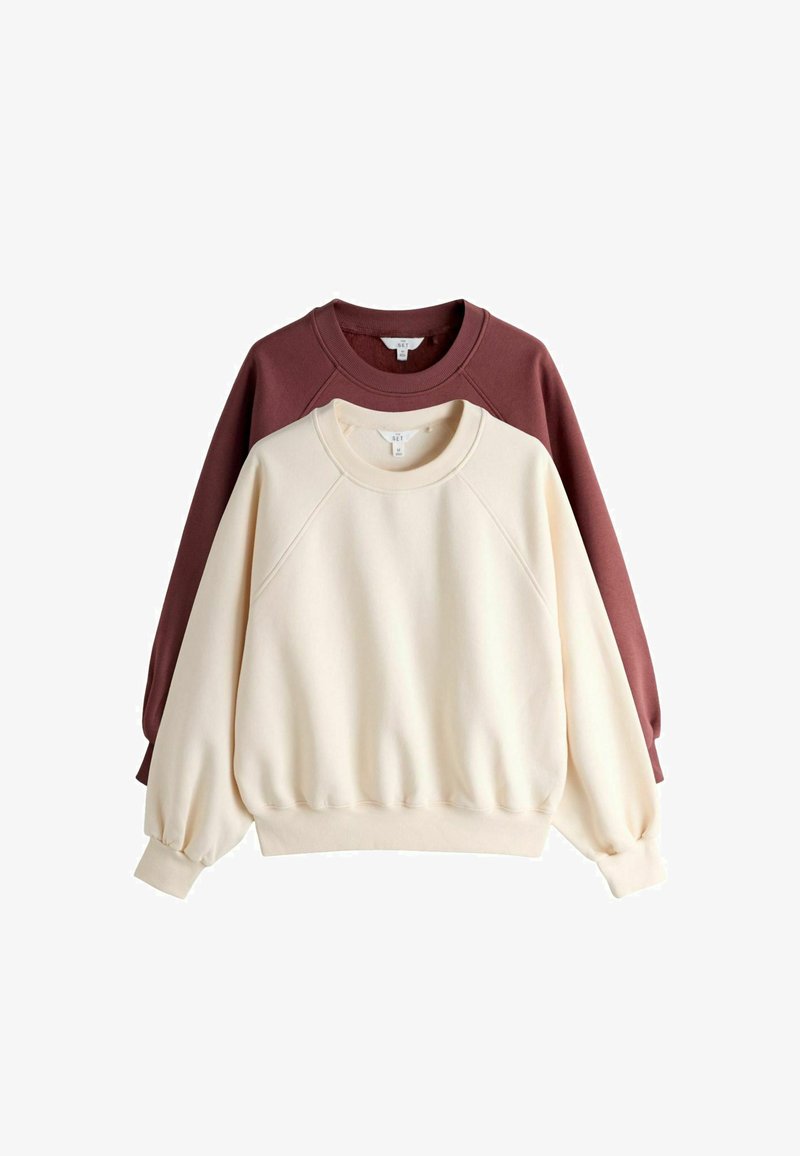 Deux sweat-shirts col rond, un beige devant et un rouge foncé derrière, tous deux avec manches longues et bords-côtes aux poignets et à l'ourlet.