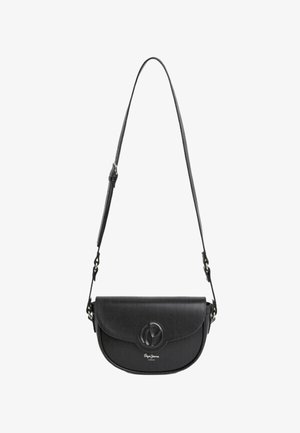 Bolso bandolera de cuero negro con correa ajustable, solapa redondeada, logo circular en relieve y pequeño texto de la marca en blanco en la parte delantera.
