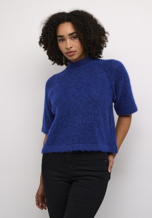 Kurzarm-Pullover mit hohem Kragen in einem lebhaften Blauton, der eine sanfte, flauschige Textur und eine lockere, verkürzte Passform aufweist.