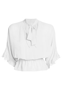 Weißes Bluse mit einer Schleifenkragen, Rüschensäumen und einem gerafften Taillenbund. Weicher, leichter Stoff mit einer glatten Textur.