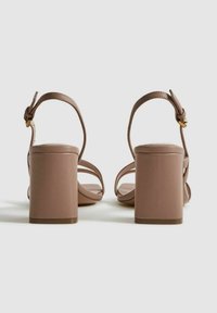 Reiss REGULAR FIT - ALICE STRAPPY - Sandále - nude