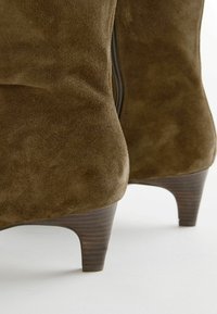 Next FOREVER COMFORT KNEE HIGH HEELED - Batai - olive