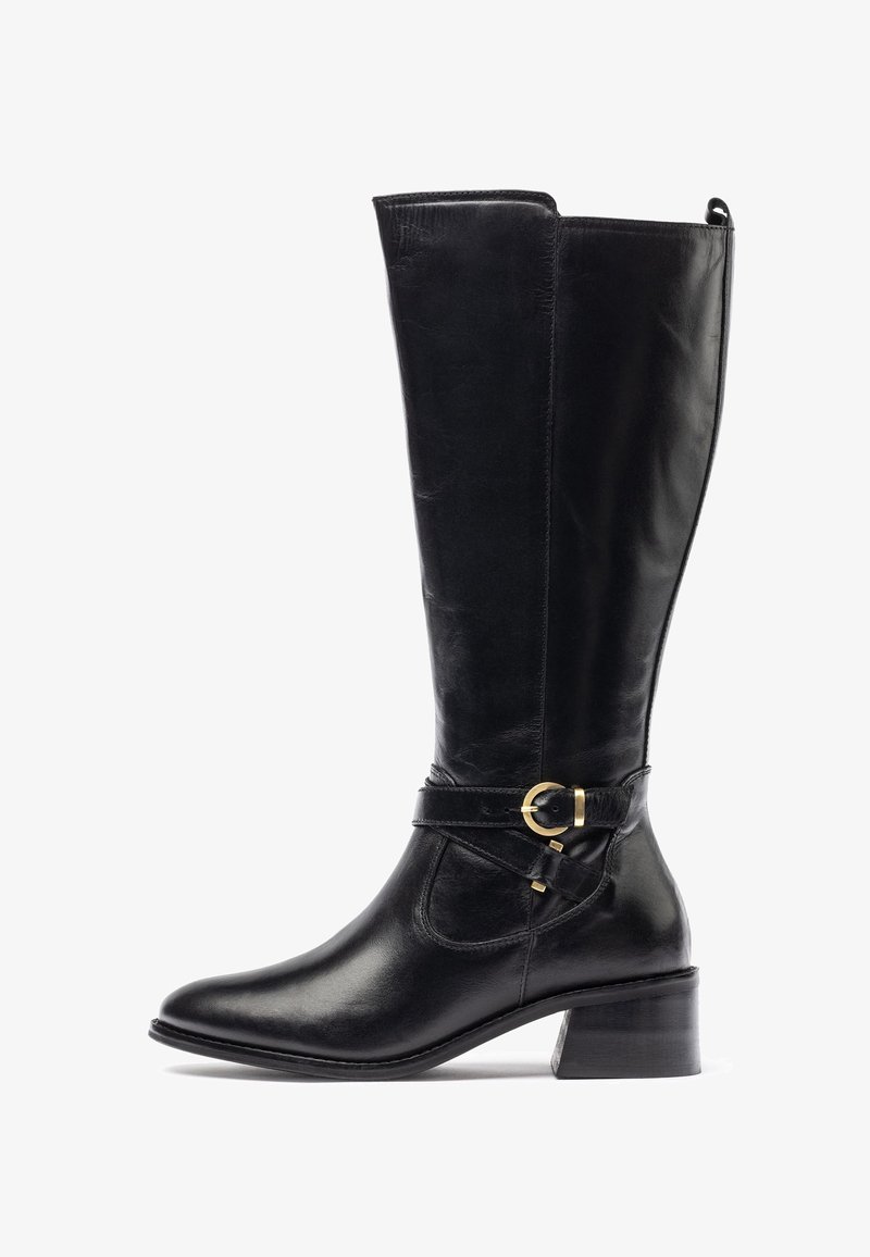 Bota de cuero negro hasta la rodilla con punta redonda, pequeño tacón cuadrado y una correa decorativa con un acento de hebilla dorada. Textura suave.