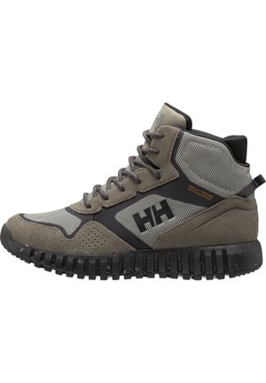 Wysokie buty z mieszanką szarego zamszu i siatki, szczegóły z teksturowanej tkaniny, czarna gumowa podeszwa oraz wyraźne logo z boku.