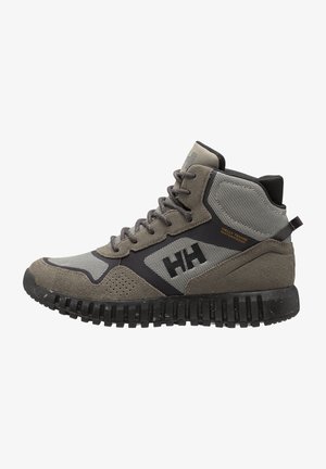 Wysokie buty z mieszanką szarego zamszu i siatki, szczegóły z teksturowanej tkaniny, czarna gumowa podeszwa oraz wyraźne logo z boku.
