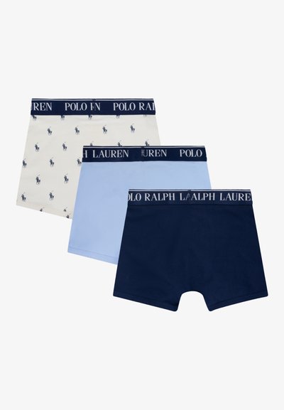 Tri parovi bokserica: jedan bijeli s printom navy polo logotipa, jedan svijetloplavi i jedan navy plavi. Svi imaju brendiranu elastičnu traku u struku.