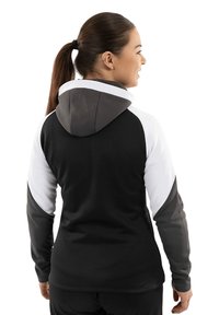 Zwart-witte hoodie met lange mouwen, voorzien van een kleurblokontwerp en een gladde textuur, gezien van achteren.