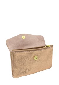 Pochette en cuir de couleur rose doré métallisé avec une surface texturée, dotée d'une fermeture éclair et d'un bouton-pression. L'intérieur est en daim de couleur claire.