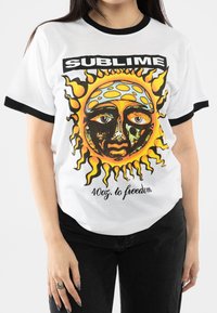Paradiso Clothing SUBLIME 40OZ TO FREEDOM RINGER - Print T-shirt - white
