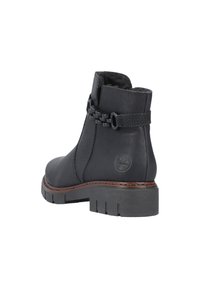 Bottines en cuir noir avec un détail en chaîne près du haut, surface texturée, semelle en caoutchouc et accent en bois au talon. Doublure épaisse et rembourrée.