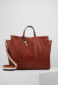 Braune Leder-Handtasche mit zwei oberen Griffen und einem abnehmbaren gestreiften Schultergurt. Verfügt über eine goldfarbene Hardware und vertikale Nahtdetails.