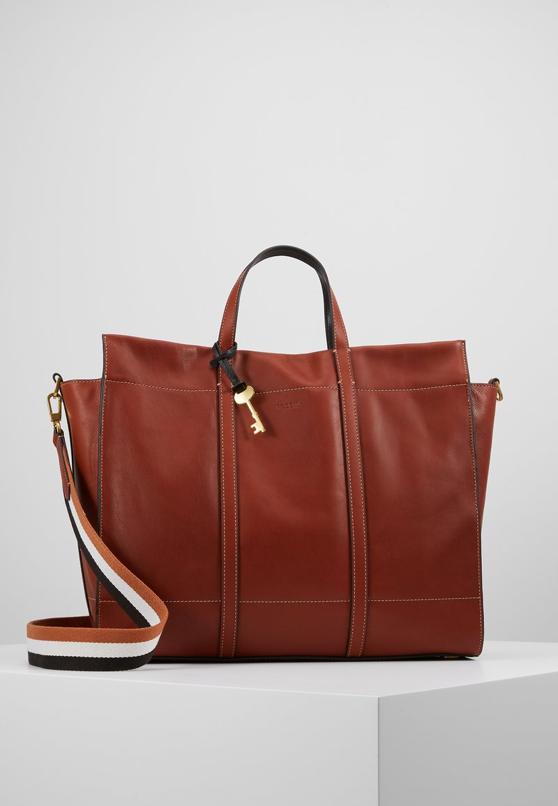 Braune Leder-Handtasche mit zwei oberen Griffen und einem abnehmbaren gestreiften Schultergurt. Verfügt über eine goldfarbene Hardware und vertikale Nahtdetails.