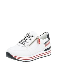 Weiße Sneaker mit schwarzen Akzenten, strukturierten Oberflächen, Gummisohle, kontrastierenden roten und weißen Streifen sowie einem seitlichen Reißverschlussdetail.