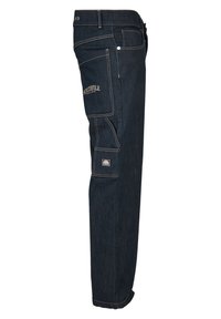 Pantaloni cargo in denim scuro con più tasche, dettagli di cucitura gialla e un logo sulla tasca laterale. Design a gamba dritta.