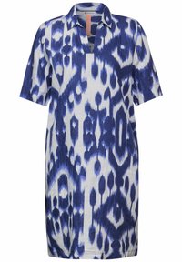 Sukienka z krótkim rękawem, ozdobiona niebiesko-białym wzorem ikat, z kołnierzykiem i luźnym krojem, uszyta z lekkiego materiału.