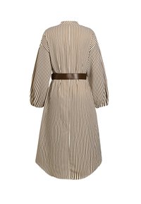Robe rayée à manches longues, avec une taille cintrée par une ceinture marron, et une longueur mi-mollet. Fabriquée en tissu léger avec des rayures verticales.