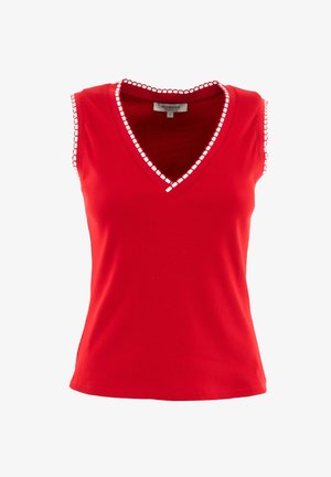 Top rosso senza maniche con un design a coste testurizzato. Presenta un collo a V con bordino bianco lungo il collo e le aperture delle maniche.