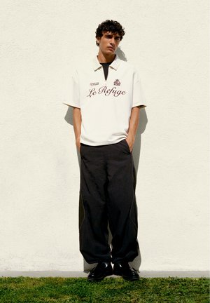 PULL&BEAR, INTERLOCK POLO SHIRT WITH GRAPHIC ZIP - Pólóing - white
