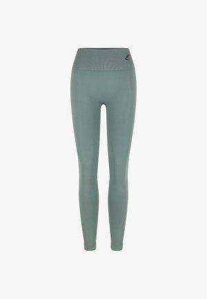 Leggings verdi a vita alta senza cuciture con un piccolo logo nero "3" vicino alla vita, esposti su sfondo bianco.