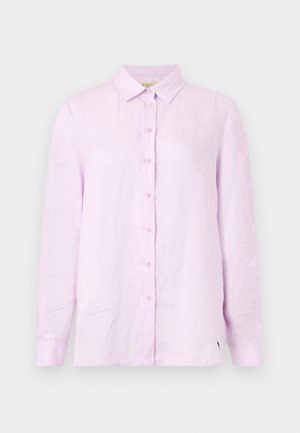 Ανοιχτό μωβ πουκάμισο με μακριά μανίκια, κουμπιά, γιακά και μανσέτες, εμφανίζεται από μπροστά σε απλό λευκό φόντο.