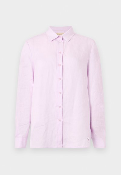 Ανοιχτό μωβ πουκάμισο με μακριά μανίκια, κουμπιά, γιακά και μανσέτες, εμφανίζεται από μπροστά σε απλό λευκό φόντο.