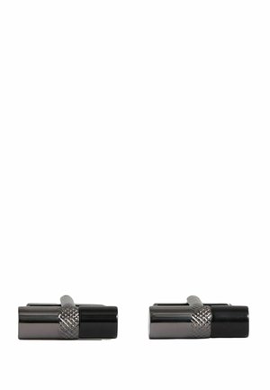 Paar rechteckige Manschettenknöpfe in Schwarz und Silber mit strukturiertem silbernem Banddetail auf weißem Hintergrund.