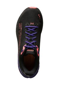Czarne buty sportowe z fakturowaną cholewką, fioletowymi sznurówkami i różowymi akcentami. Posiadają logo "STORM" oraz wyściółkę z amortyzacją.