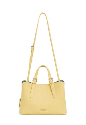 Borsa gialla con due manici corti, una lunga tracolla regolabile, fibbie dorate e una piccola tasca con zip sul lato sinistro.