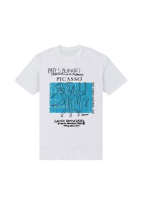 Bílý bavlněný tričko s modrou grafickou grafikou obsahující abstraktní postavy a text odkazující na Picassa a výstavu z roku 1957.