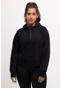 Felpa nera con cappuccio realizzata in tessuto morbido, caratterizzata da un collo con zip, maniche raglan e polsini e orlo a costine.