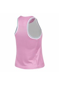 Top deportivo sin mangas de color rosa con ribetes en blanco y azul alrededor de las axilas y el escote, visto desde la parte de atrás.