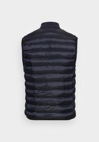 Chaleco acolchado azul marino con un cuello acanalado, que presenta paneles acolchados horizontales y una textura suave y brillante en la tela.