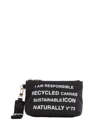Funda de lienzo reciclado negra con texto blanco que dice "SOY RESPONSABLE RECICLADO LINO SOSTENIBLE ICONO NATURALMENTE V°73." Cuenta con cremallera y correa.