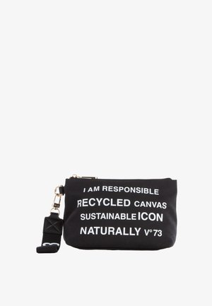 Borsa a pochette nera in tela riciclata con testo bianco che dice "IO SONO RESPONSABILE RICICLO CANVAS ICONA SOSTENIBILE NATURALMENTE V°73." Presenta una cerniera e una tracolla.