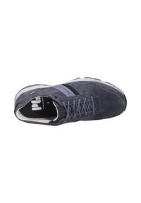 Scarpa sportiva da uomo in suede blu navy con accenti neri e azzurri, dotata di lacci, suola in gomma e interno imbottito.