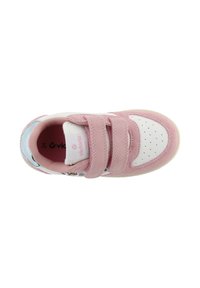 Sneaker in pelle scamosciata rosa e pelle bianca con cinturini in Velcro, punta traforata, motivo floreale ai lati e fodera interna morbida.