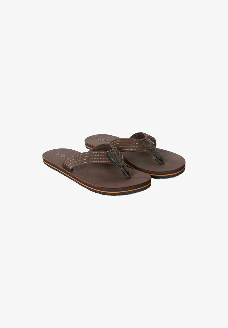 Brune flip-flops med en tekstureret fodseng, stoftåpost og dekorativ stikning. Gummiydersål med en let orange accent.