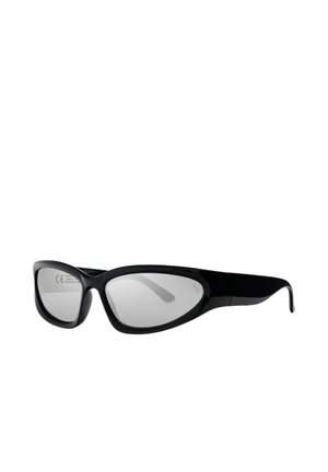 Occhiali da sole avvolgenti neri con lenti grigie strette e ovali e una montatura in plastica elegante su sfondo bianco.