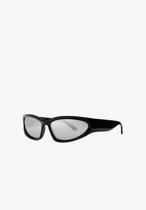 Occhiali da sole avvolgenti neri con lenti grigie strette e ovali e una montatura in plastica elegante su sfondo bianco.