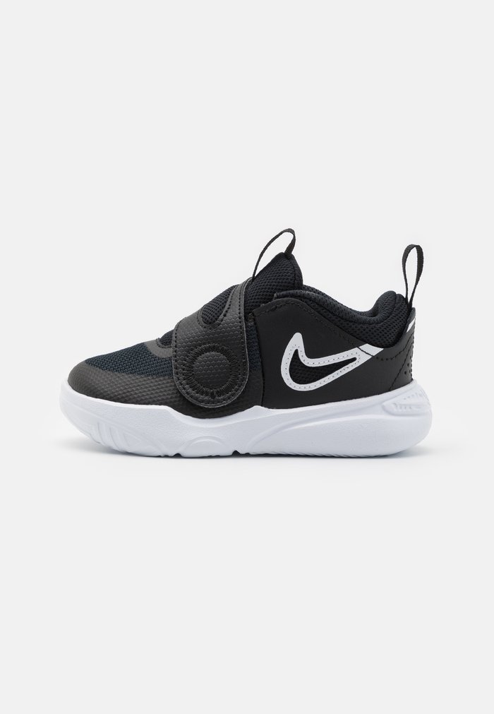Nike TEAM HUSTLE - Zapatillas de baloncesto - black/white
