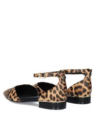 Bailarinas de estampado de leopardo con punta afilada, tira en el tobillo con herrajes dorados, tacón bajo negro y superficie texturizada.