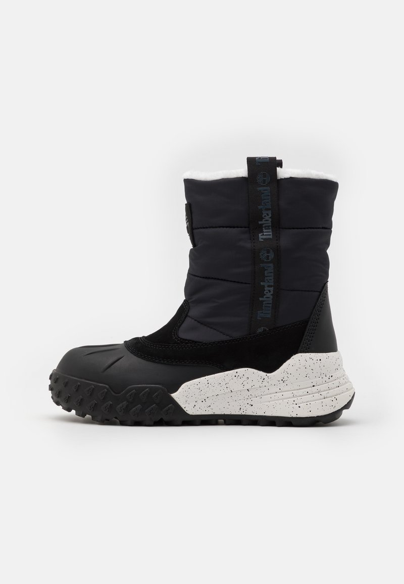 Czarny wodoodporny but z wyściełanym wierzchem o pikowanym wzorze, białą, nakrapianą środkową podeszwą i solidną gumową podeszwą zapewniającą przyczepność.