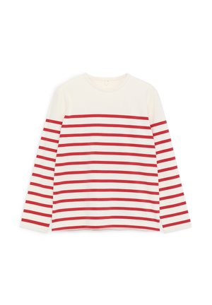 Langärmeliges weißes Hemd mit horizontalen roten Streifen über Körper und Ärmeln, mit rundem Ausschnitt.