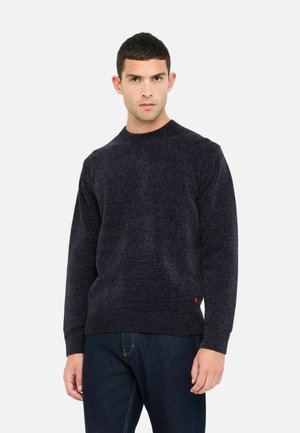 Maglione lavorato a maglia blu navy con colletto a girocollo, materiale testurizzato e polsini a costine. Presenta un piccolo logo rosso all'orlo.