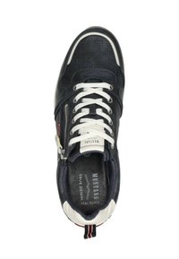 Zapatilla de deporte azul marino con un upper de cuero texturizado, cordones blancos, detalle de cremallera plateada y un acento rojo y blanco en el talón.