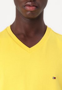 Tommy Hilfiger ESSENTIAL V NECK - Basic T-shirt - morningside yellow