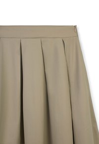 Gonna plissettata khaki caratterizzata da una texture liscia, una cintura ampia e una cerniera laterale nascosta. Il tessuto appare leggero e traspirante.