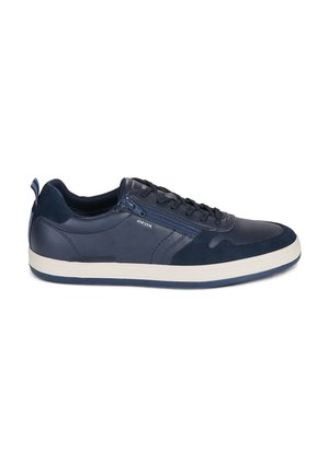 Navyblauwe leren en suède sneaker met veters aan de voorkant, zijrits, witte zool en gebrandmerkt "Geox" logo aan de zijkant.