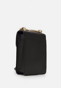 Musta nahkainen olkalaukku kultaketjulla, rakenteellinen suorakulmainen muoto ja tasainen sileä takapaneeli.